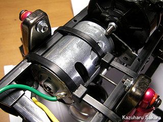 タミヤ ハイラックス・ハイリフト製作記 ～ 念のためモーターをナイロンストラップで固定